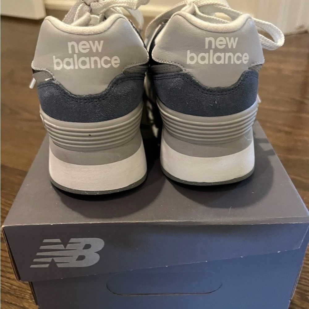 New Balance Women’s 574 Navy and Gray Athletic Shoe Size 8.5 - Picture 5 of 9